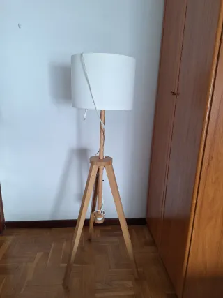 Lámpara de pie madera y tela Ikea