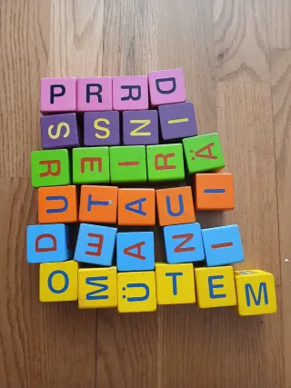 Dómino de madera y bloques de letras.