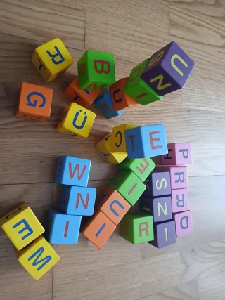 Dómino de madera y bloques de letras.