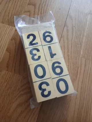 Dómino de madera y bloques de letras.