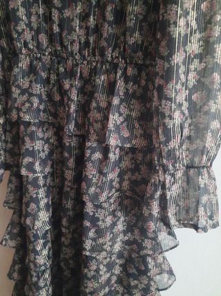 Vestido negro con detalles dorados