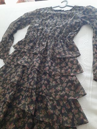 Vestido negro con detalles dorados