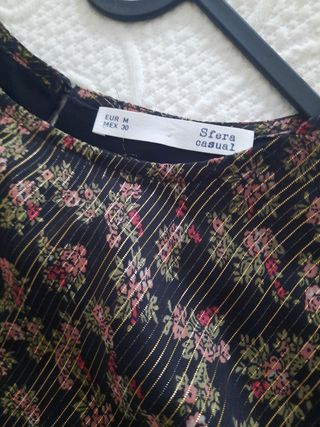 Vestido negro con detalles dorados