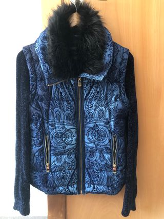 Chaqueta azul con cuello de pelo.