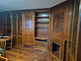 Mueble de salón de madera y cristal