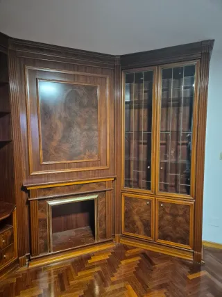 Mueble de salón de madera y cristal