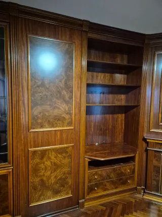 Mueble de salón de madera y cristal