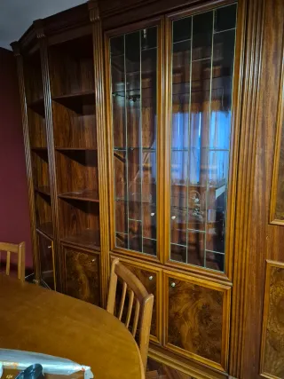 Mueble de salón de madera y cristal