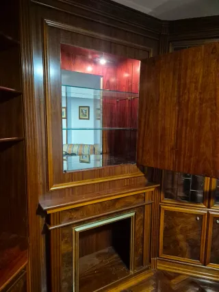 Mueble de salón de madera y cristal