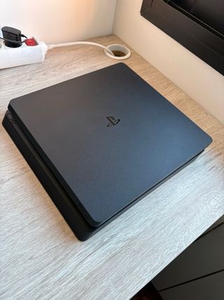 PS4 Slim 1TB + 2 Mandos
