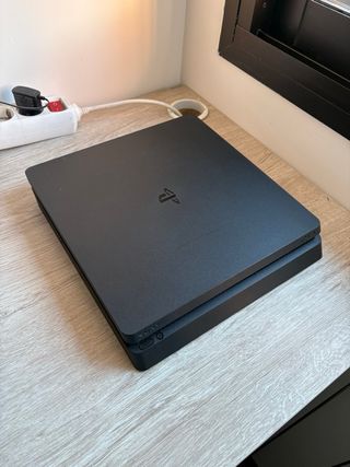 PS4 Slim 1TB + 2 Mandos