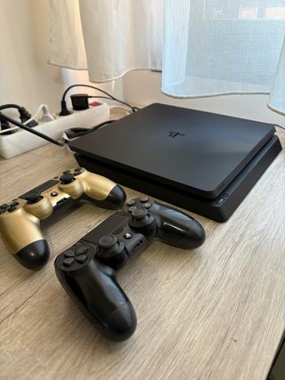 PS4 Slim 1TB + 2 Mandos