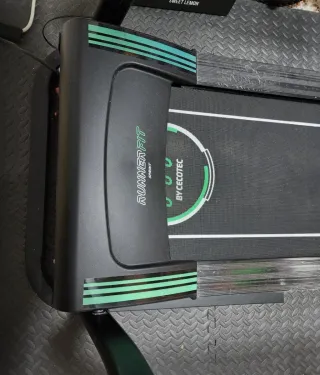 Cinta de correr ,aún con el plástico de embalaje