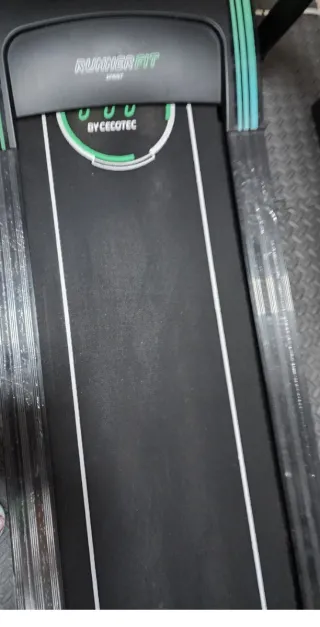 Cinta de correr ,aún con el plástico de embalaje