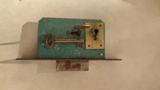 Cerradura antigua con llave y placa