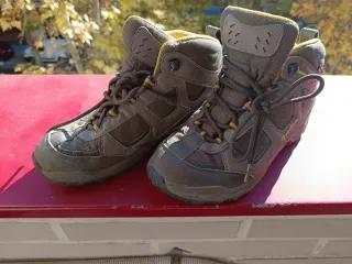 Botas de montaña Quechua marrones y grises