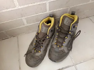 Botas de montaña Quechua marrones y grises