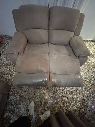 2 sofás de tela beige y marrón