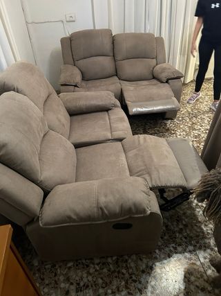2 sofás de tela beige y marrón