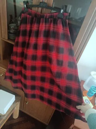 Falda midi cuadros rojo y negro, sin estrenar.