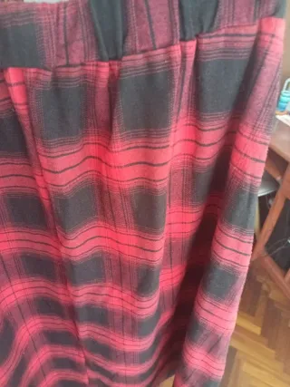 Falda midi cuadros rojo y negro, sin estrenar.