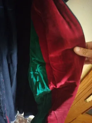 Capa negra con forro rojo y verde