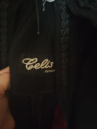 Capa negra con forro rojo y verde