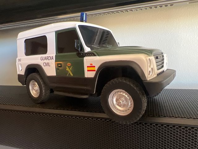 Réplica Iveco Guardia Civil 1/24 MondoMotors e Defender 90