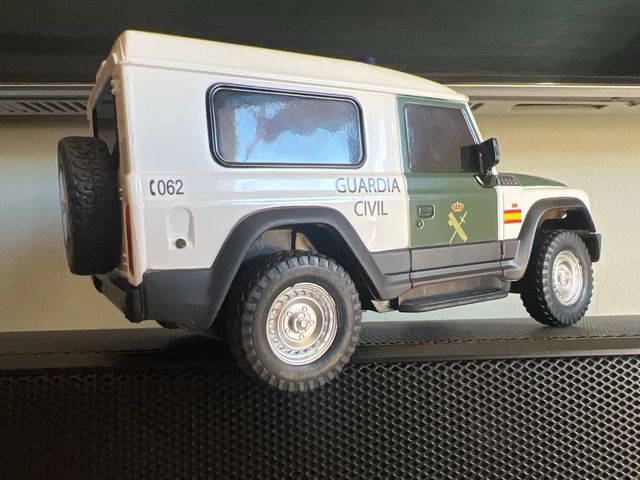 Réplica Iveco Guardia Civil 1/24 MondoMotors e Defender 90