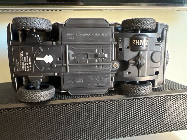 Réplica Iveco Guardia Civil 1/24 MondoMotors e Defender 90