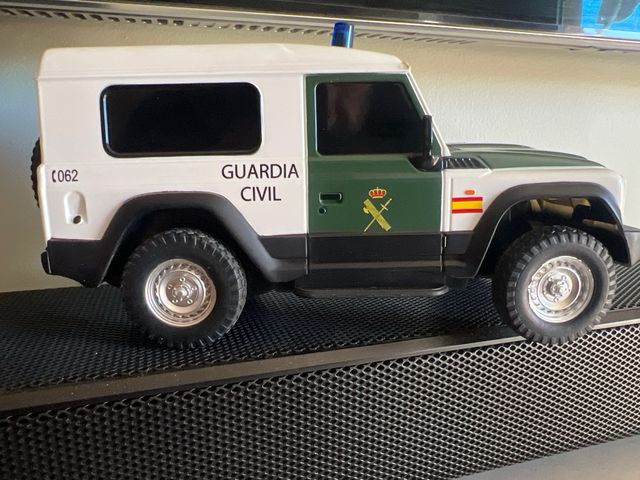 Réplica Iveco Guardia Civil 1/24 MondoMotors e Defender 90