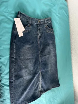 Falda vaquera midi con abertura