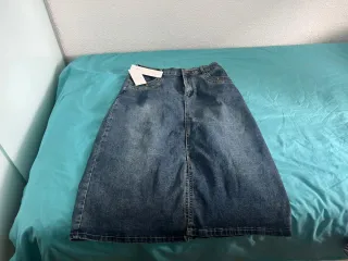 Falda vaquera midi con abertura