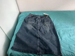 Falda vaquera midi con abertura