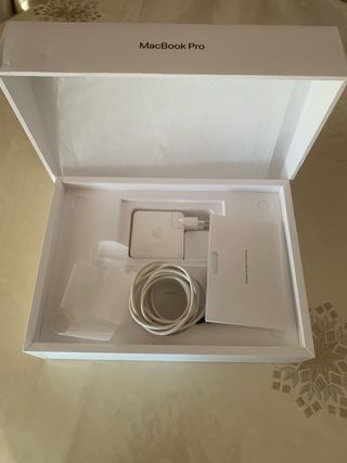 Caja y Cargador MacBook Pro 13” A2289