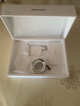 Caja y Cargador MacBook Pro 13” A2289