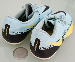 BOTAS DE FÚTBOL NIKE PHANTOM 35'5 EN BUEN ESTADO.