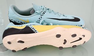 BOTAS DE FÚTBOL NIKE PHANTOM 35'5 EN BUEN ESTADO.