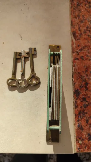 Cerradura antigua con 2 llaves