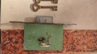 Cerradura antigua con 2 llaves