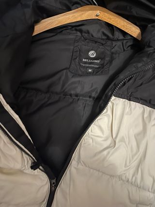 Chaqueta acolchada beige y negra