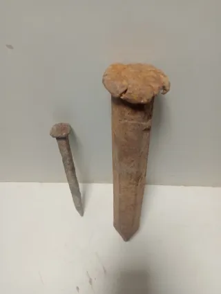 Clavos antiguos de metal