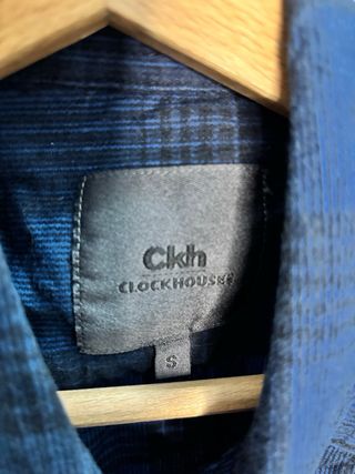 Camisa de cuadros azul y negra bolsillos