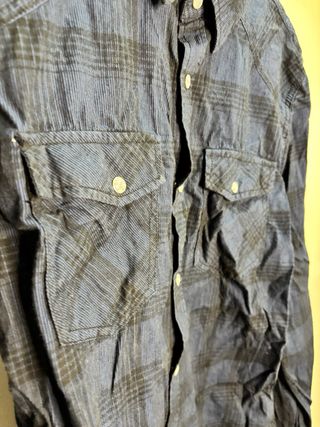 Camisa de cuadros azul y negra bolsillos