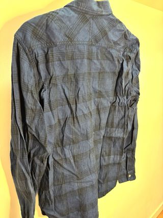 Camisa de cuadros azul y negra bolsillos