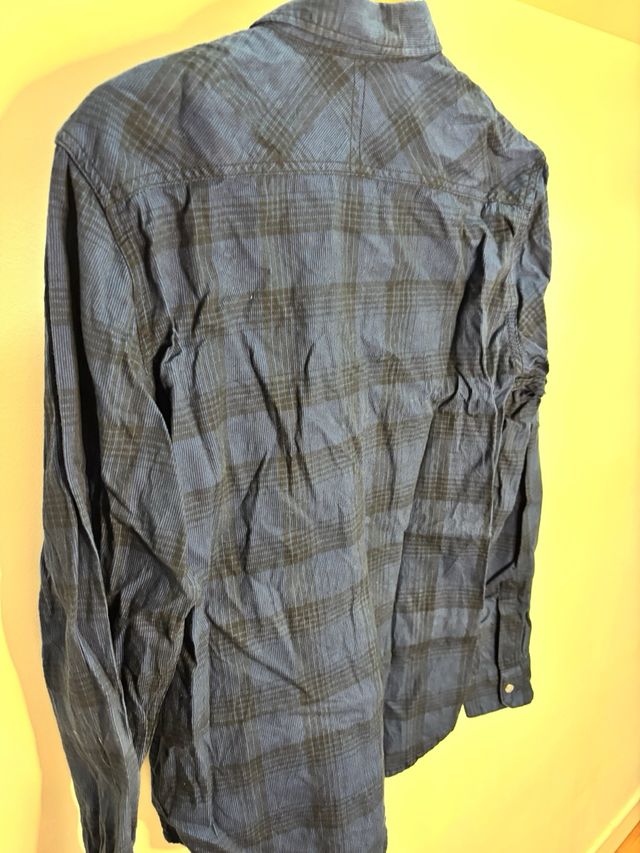 Camisa de cuadros azul y negra bolsillos