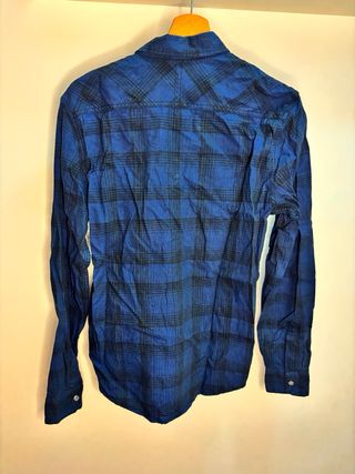 Camisa de cuadros azul y negra bolsillos