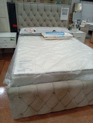 Cama con cabecero tapizado beige