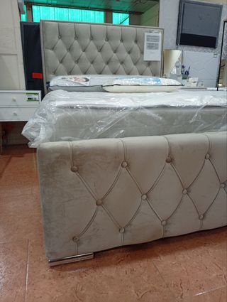 Cama con cabecero tapizado beige