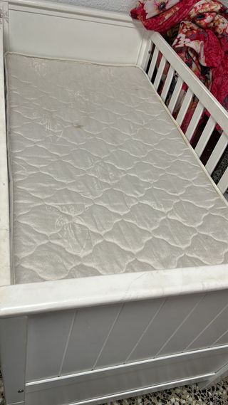 Cuna de bebé blanca